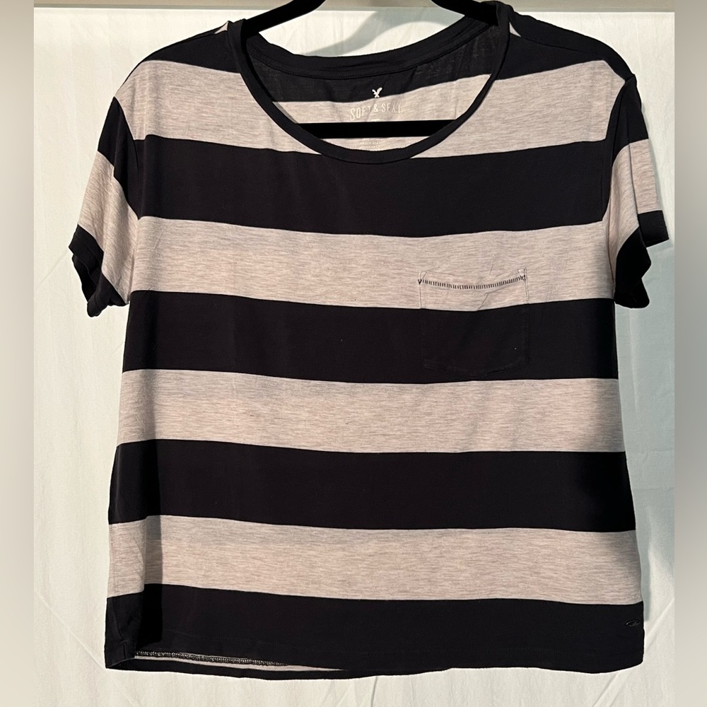 AE soft and sexy pocket tee. Scoop neck size XS wide heather stripes